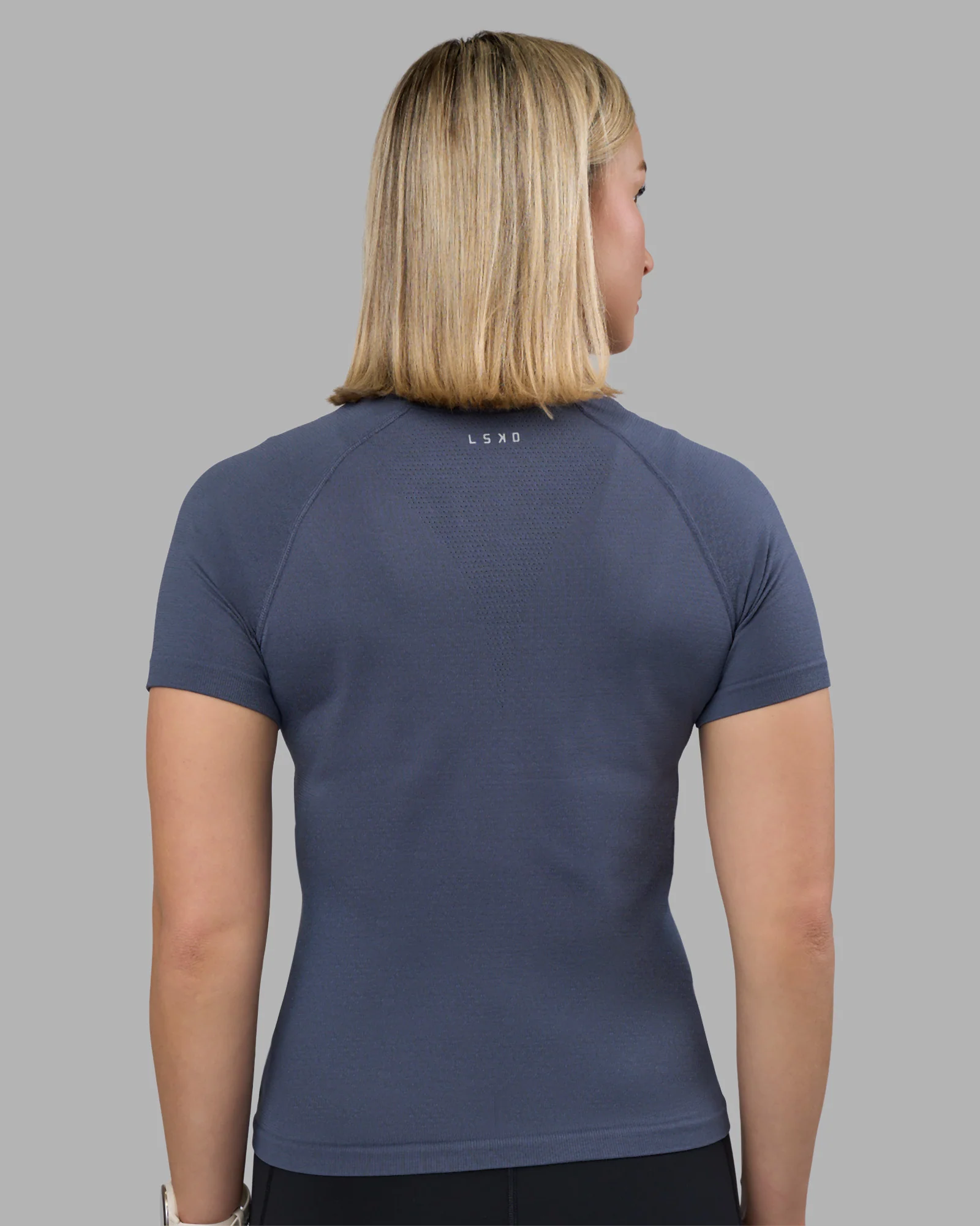 6108-aeroflx-seamless-tee-night-shadow-night-shadow-3.webp AeroFLX+ Seamless Tee - Night Shadow/Night Shadow