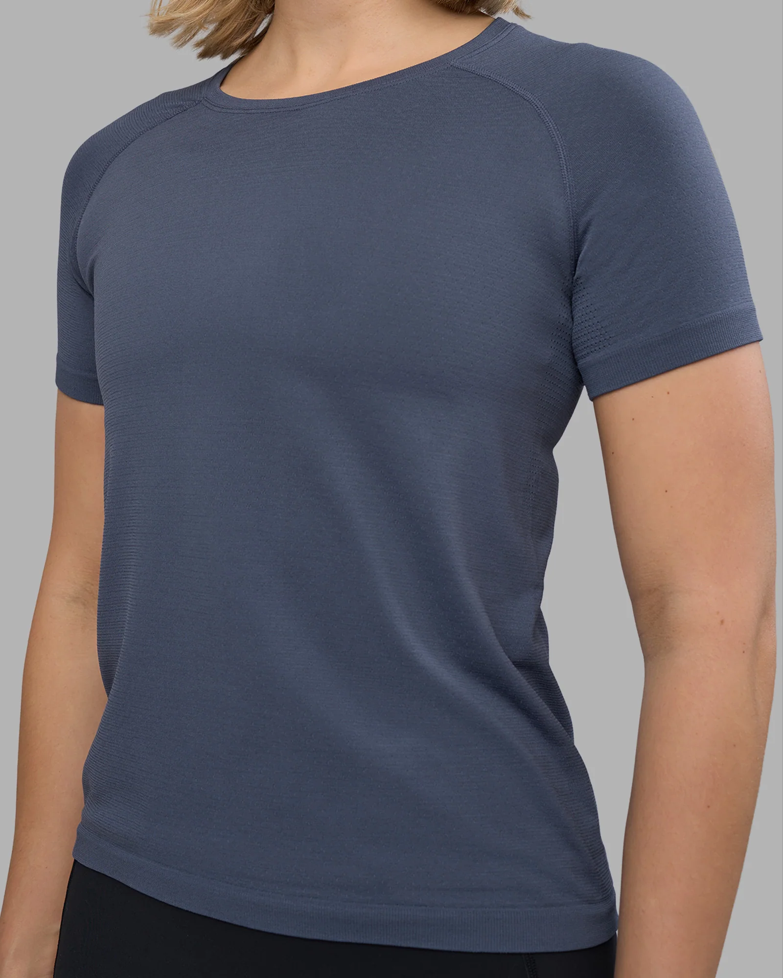 6108-aeroflx-seamless-tee-night-shadow-night-shadow-4.webp AeroFLX+ Seamless Tee - Night Shadow/Night Shadow