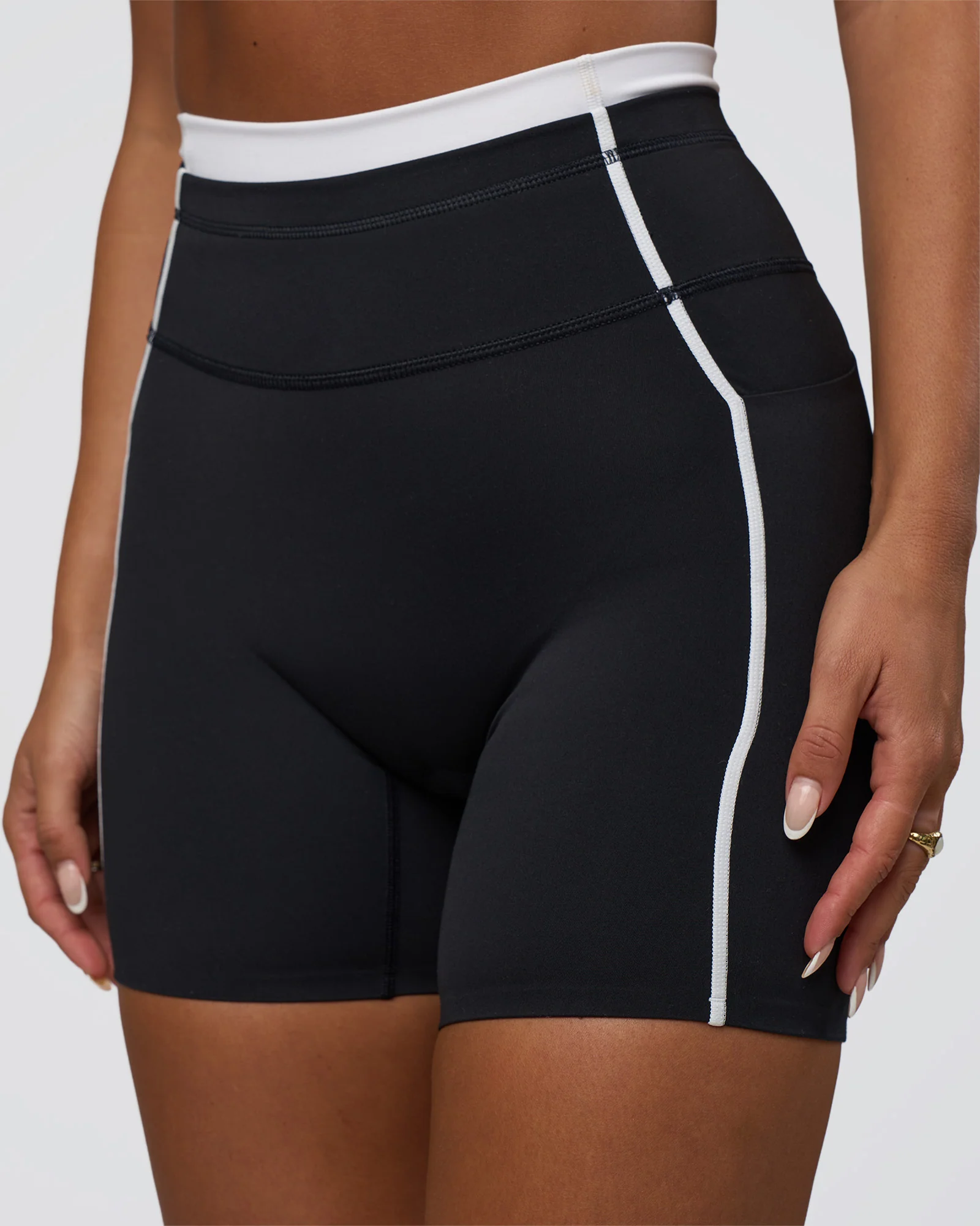 Liberate Contrast High-Rise 6" Short Pockets - Black-White