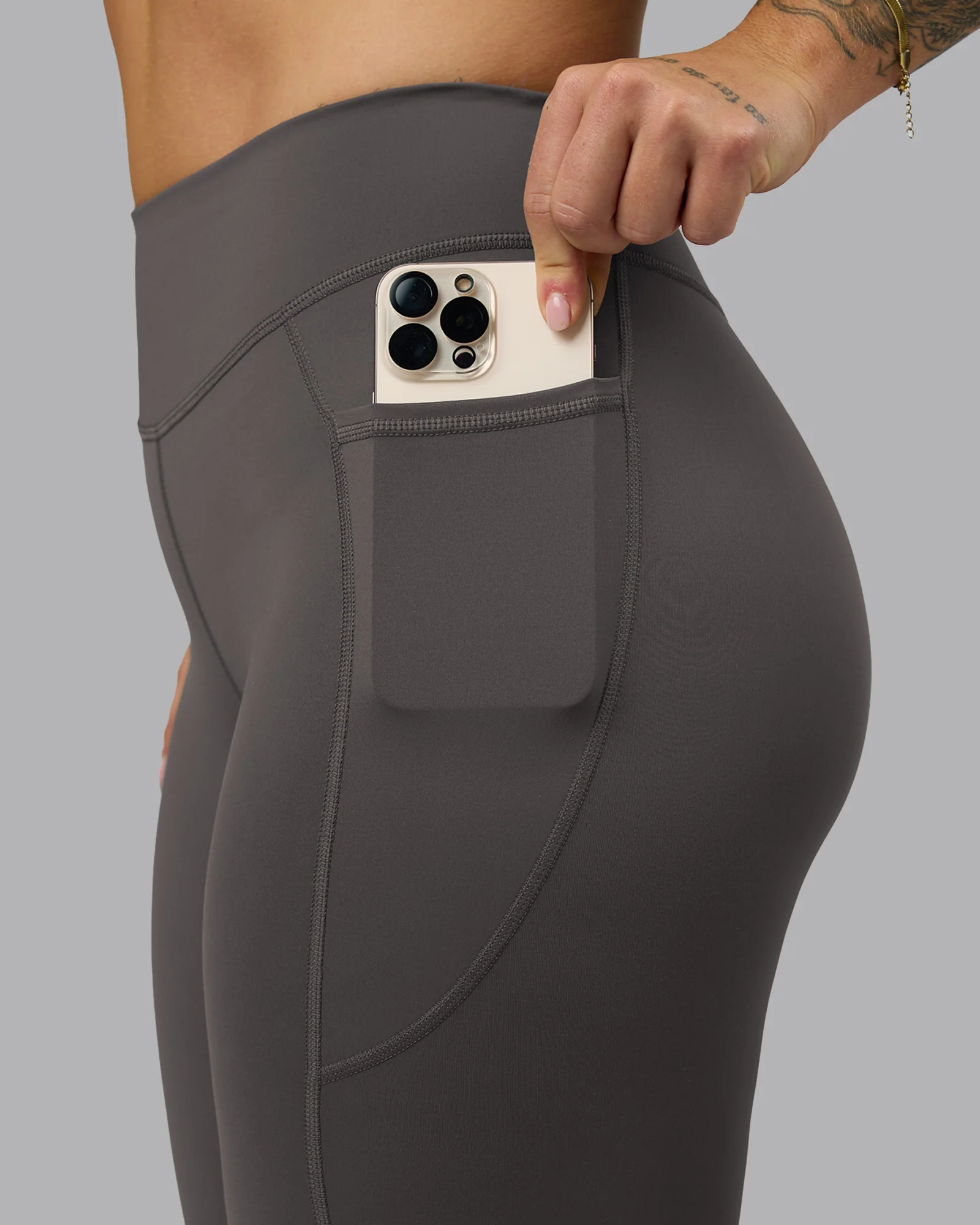 6206-elite-high-rise-7-8-legging-pockets-dark-storm-6.webp Elite High-Rise 7/8 Legging Pockets - Dark Storm