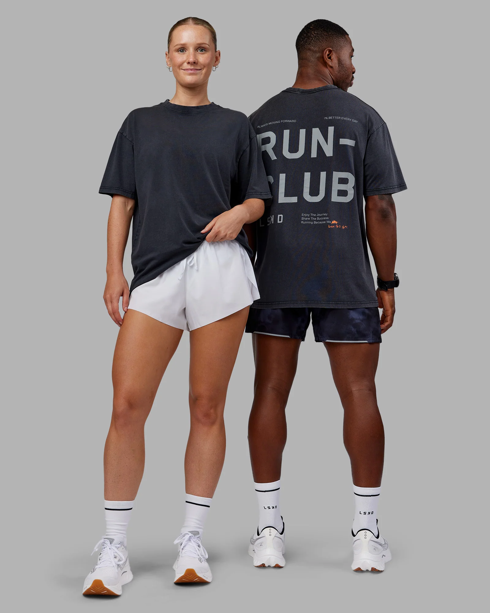6224-love-the-run-flxcotton-tee-oversize-black-washed-circular-gray-1.webp Love The Run FLXCotton Tee Oversize - Black Washed-Circular Gray