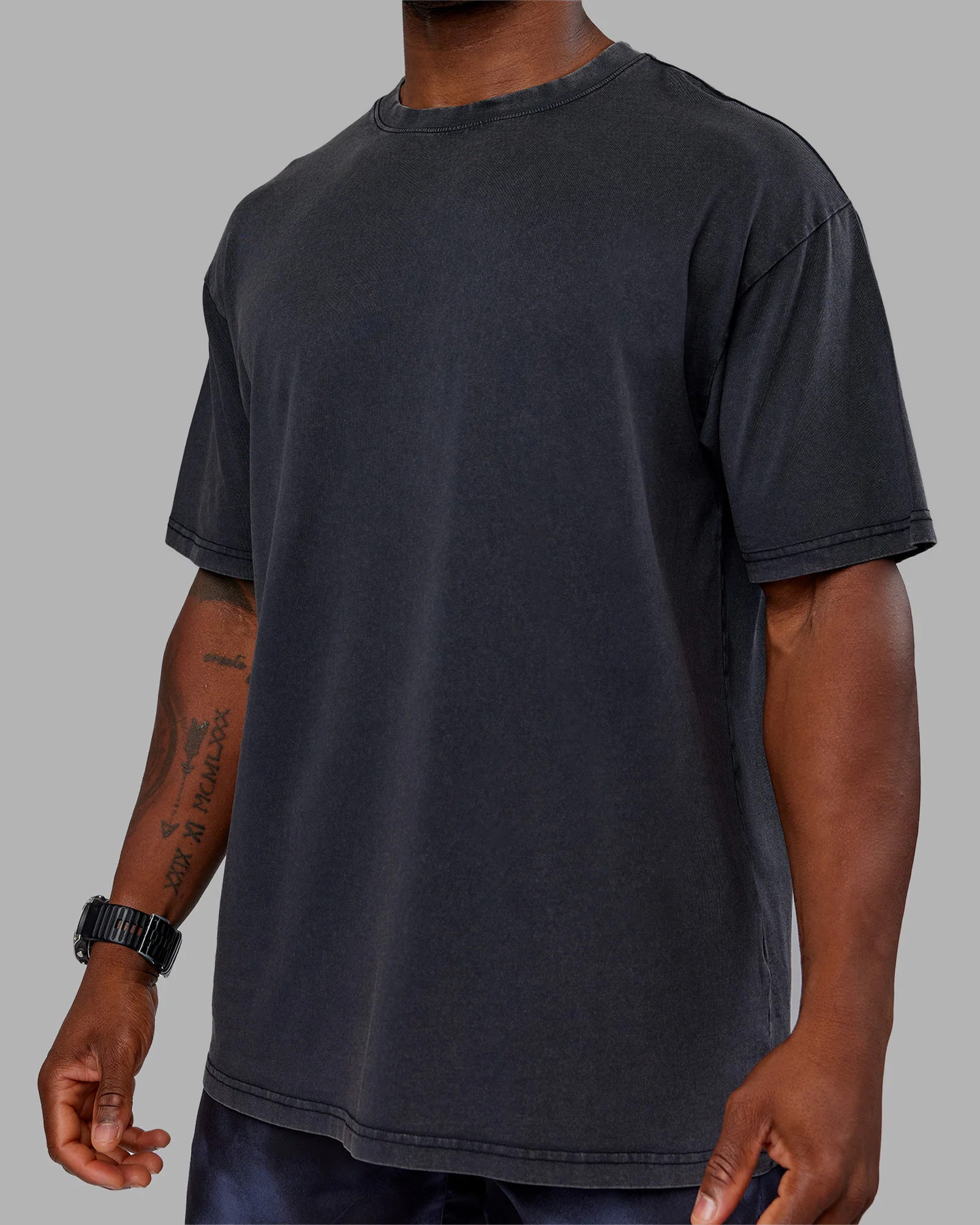 6224-love-the-run-flxcotton-tee-oversize-black-washed-circular-gray-10.webp Love The Run FLXCotton Tee Oversize - Black Washed-Circular Gray