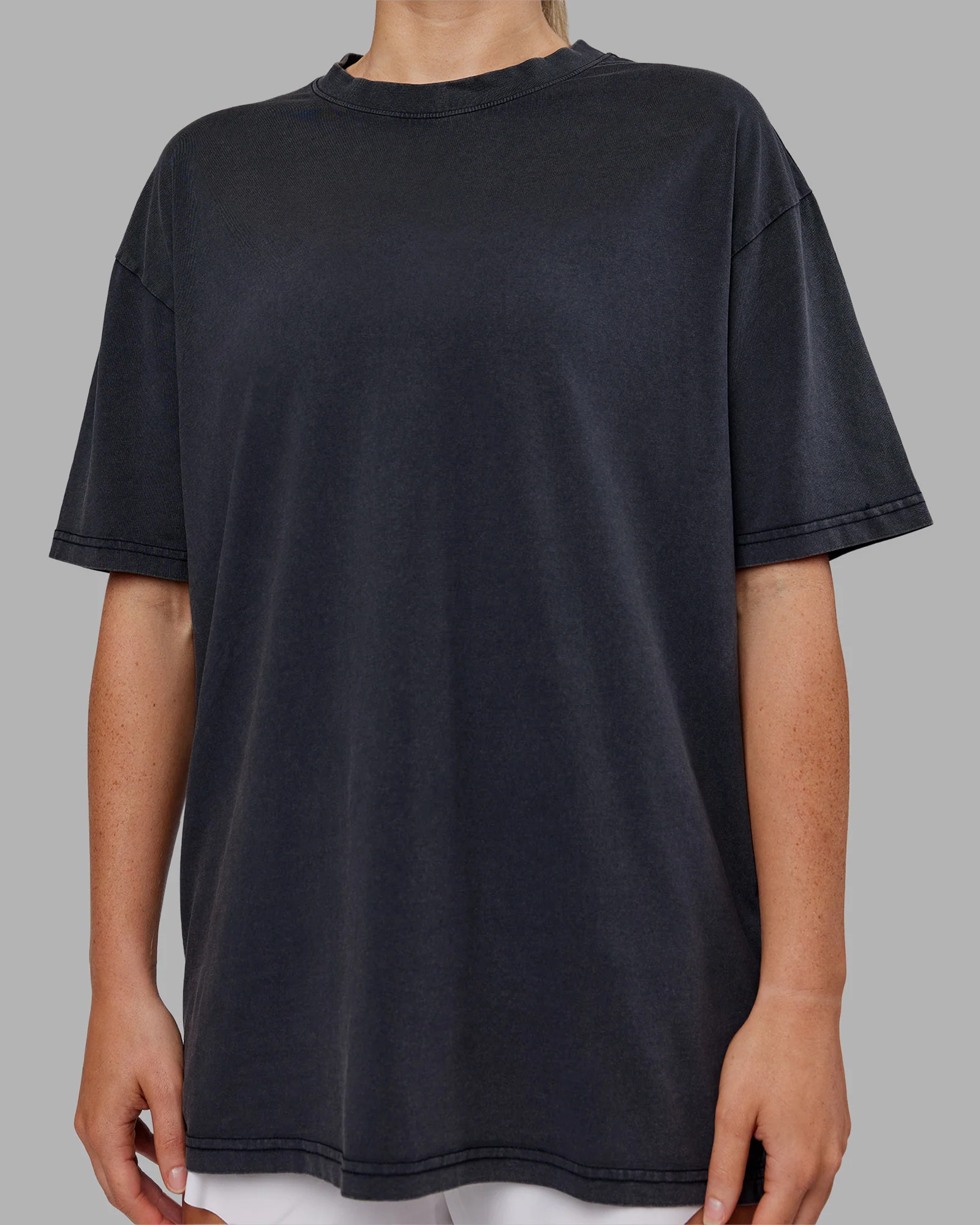 6224-love-the-run-flxcotton-tee-oversize-black-washed-circular-gray-11.webp Love The Run FLXCotton Tee Oversize - Black Washed-Circular Gray