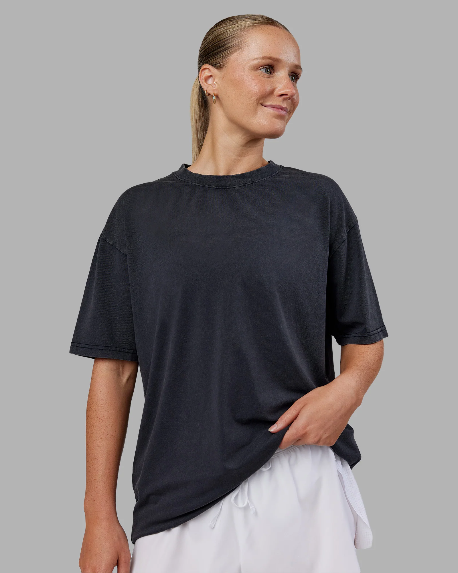 6224-love-the-run-flxcotton-tee-oversize-black-washed-circular-gray-3.webp Love The Run FLXCotton Tee Oversize - Black Washed-Circular Gray