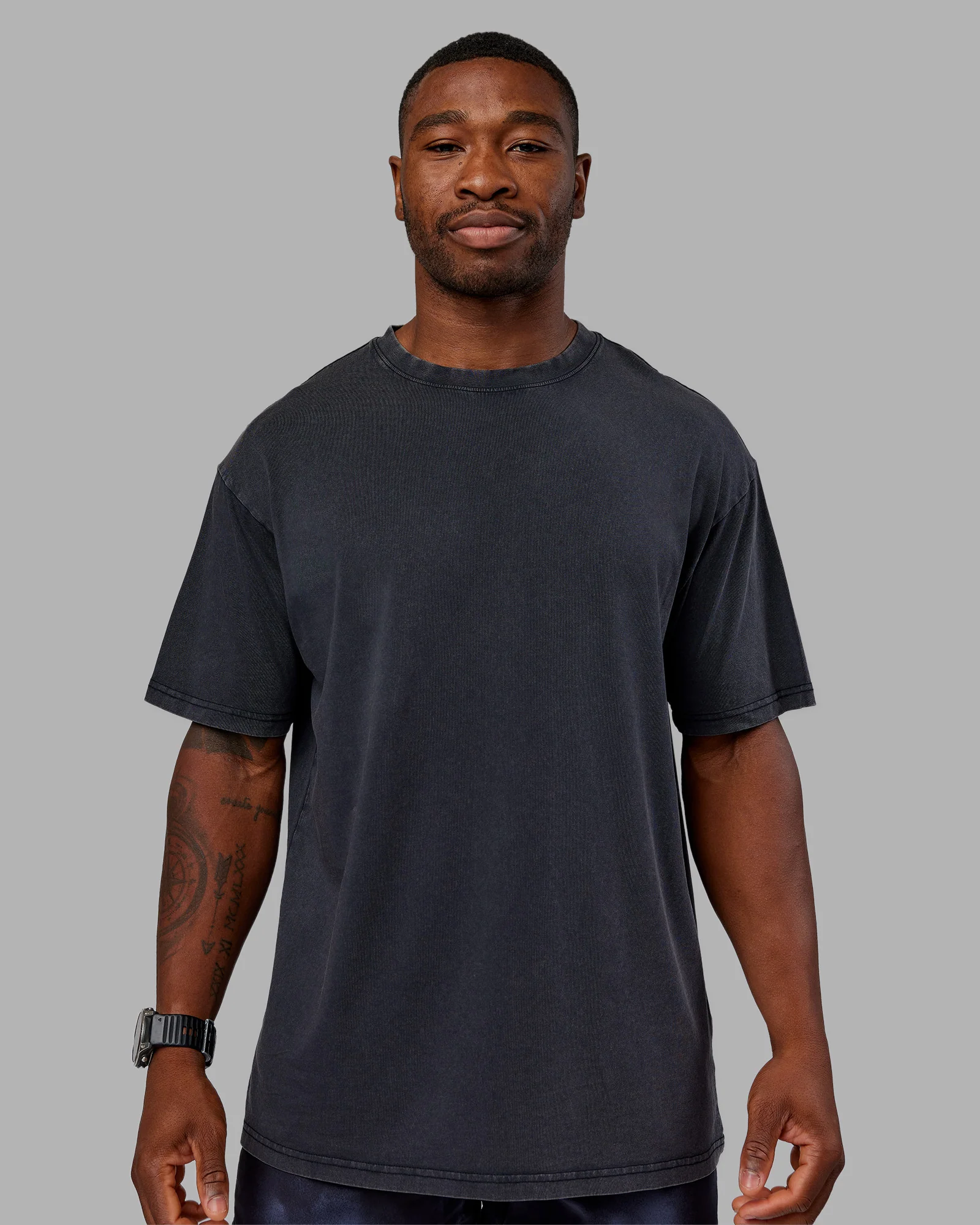 6224-love-the-run-flxcotton-tee-oversize-black-washed-circular-gray-4.webp Love The Run FLXCotton Tee Oversize - Black Washed-Circular Gray