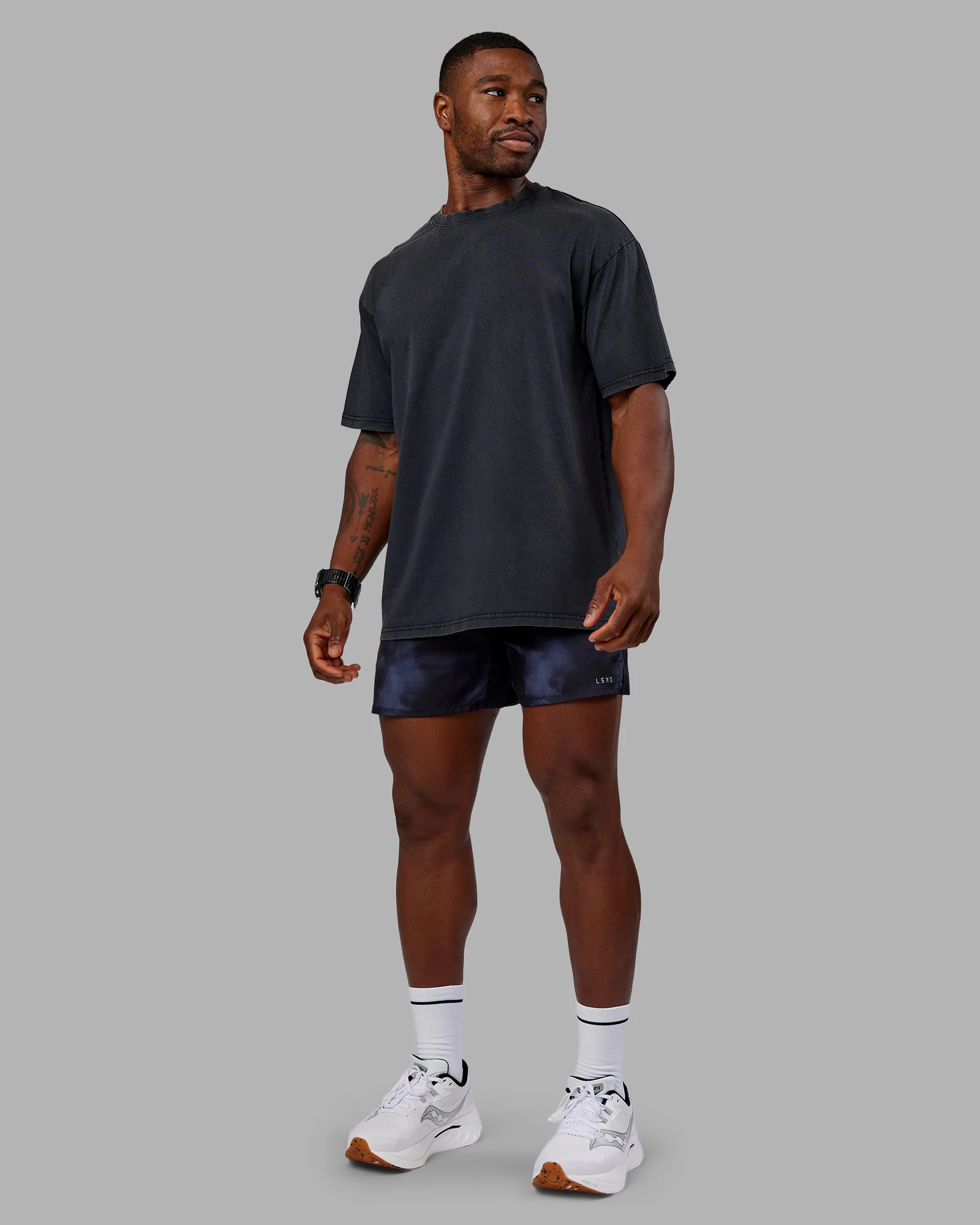 6224-love-the-run-flxcotton-tee-oversize-black-washed-circular-gray-6.webp Love The Run FLXCotton Tee Oversize - Black Washed-Circular Gray