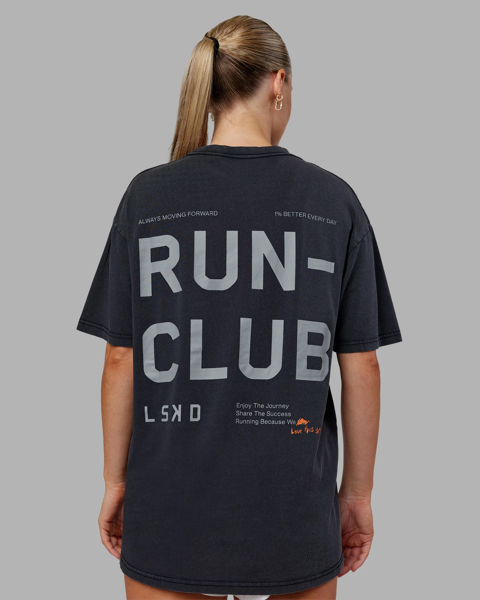 6224-love-the-run-flxcotton-tee-oversize-black-washed-circular-gray-7.webp Love The Run FLXCotton Tee Oversize - Black Washed-Circular Gray