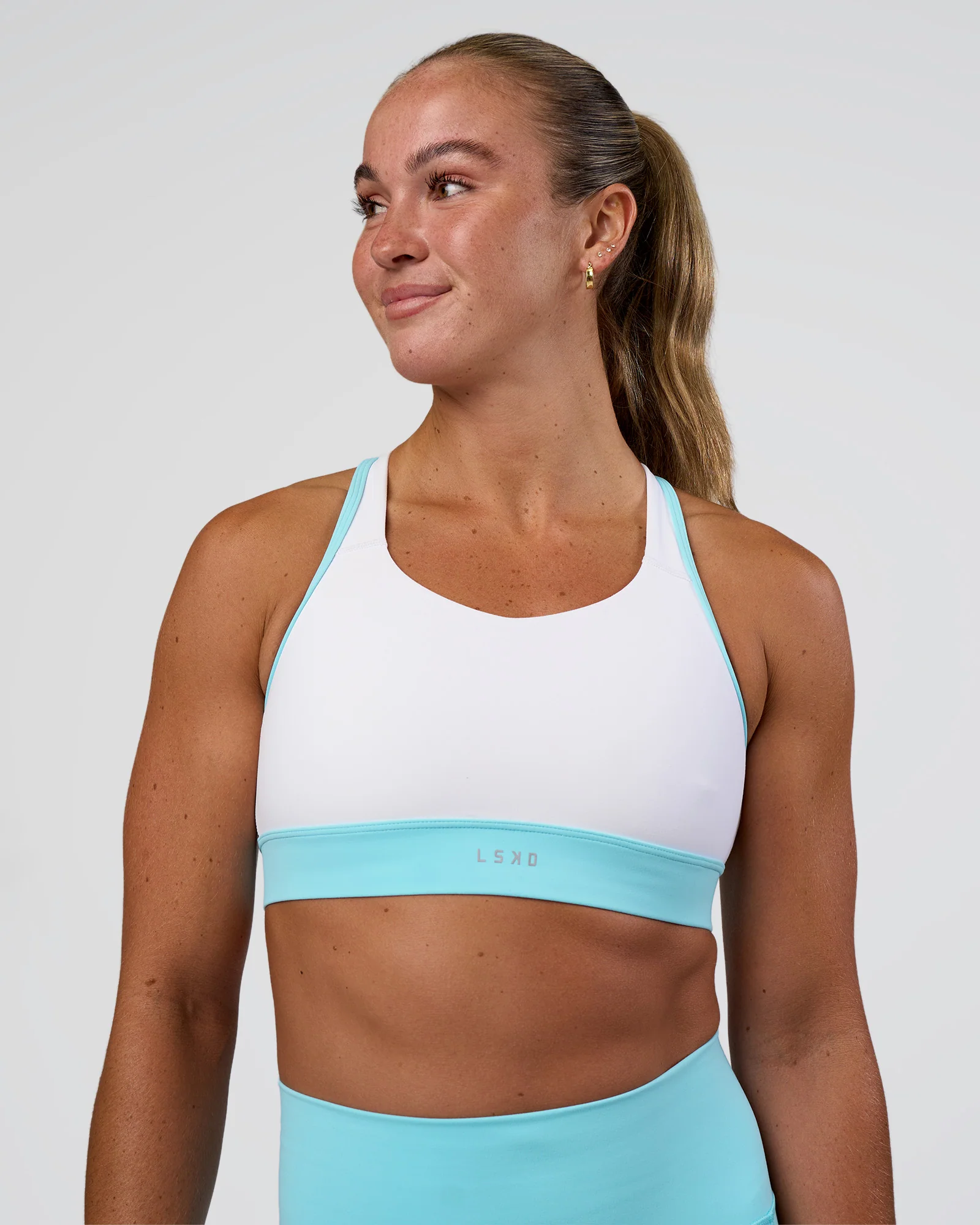 6313-distinction-sports-bra-2.0-white-baltic-sea-1.webp Distinction Sports Bra 2.0 - White-Baltic Sea