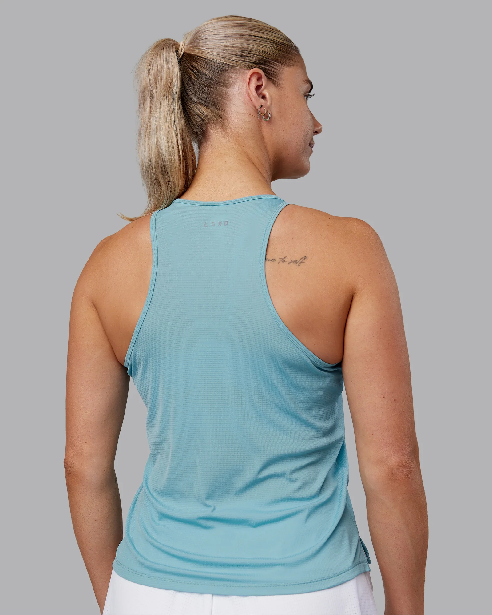 6741-pace-running-tank-2.0-retro-blue-white-7.webp Pace Running Tank 2.0 - Retro Blue-white