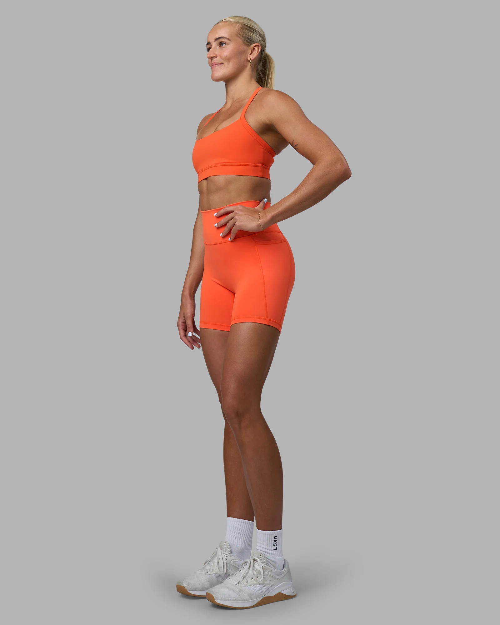 7134-momentum-sports-bra-ultra-orange-4.webp Momentum Sports Bra - Ultra Orange