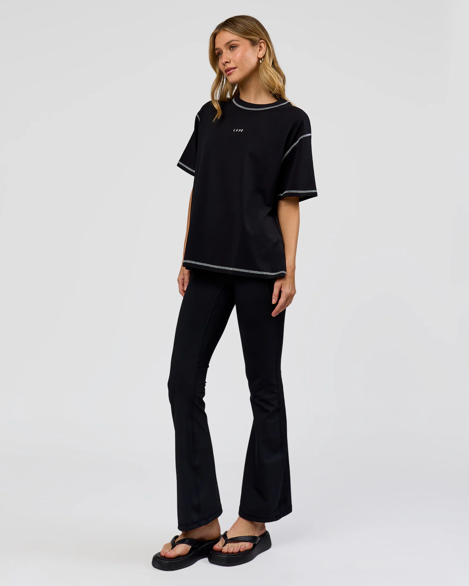 715-go-to-contrast-oversized-heavyweight-flxcotton-tee-black-white-4.webp Go-To Contrast Oversized Heavyweight FLXCotton Tee - Black-White
