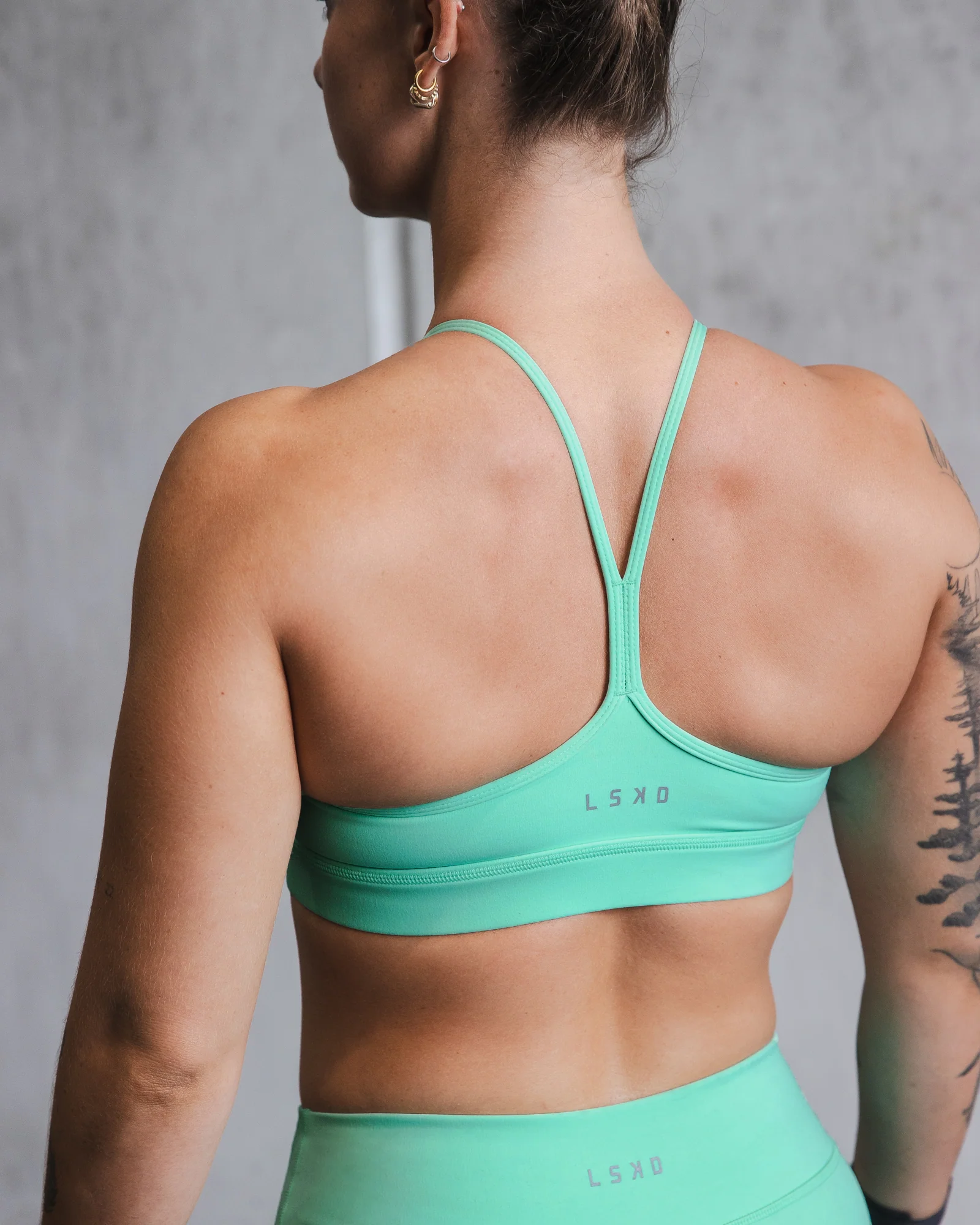 7214-lift-high-neck-sports-bra-cockatoo-6.webp Lift High Neck Sports Bra - Cockatoo