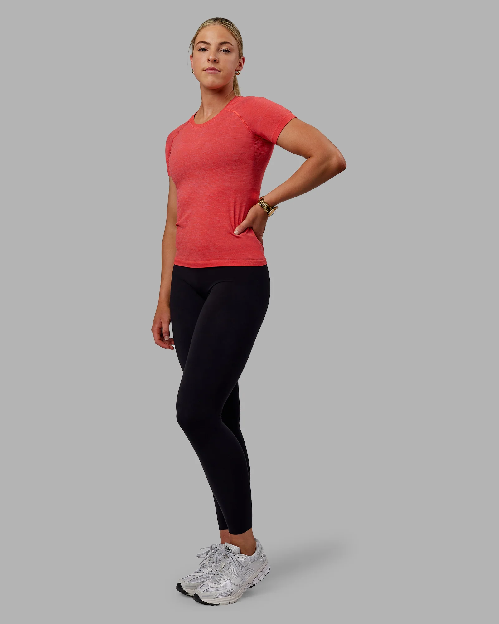 8018-aeroflx-seamless-tee-fuschia-pink-grenadine-4.webp AeroFLX+ Seamless Tee - Fuschia Pink/Grenadine