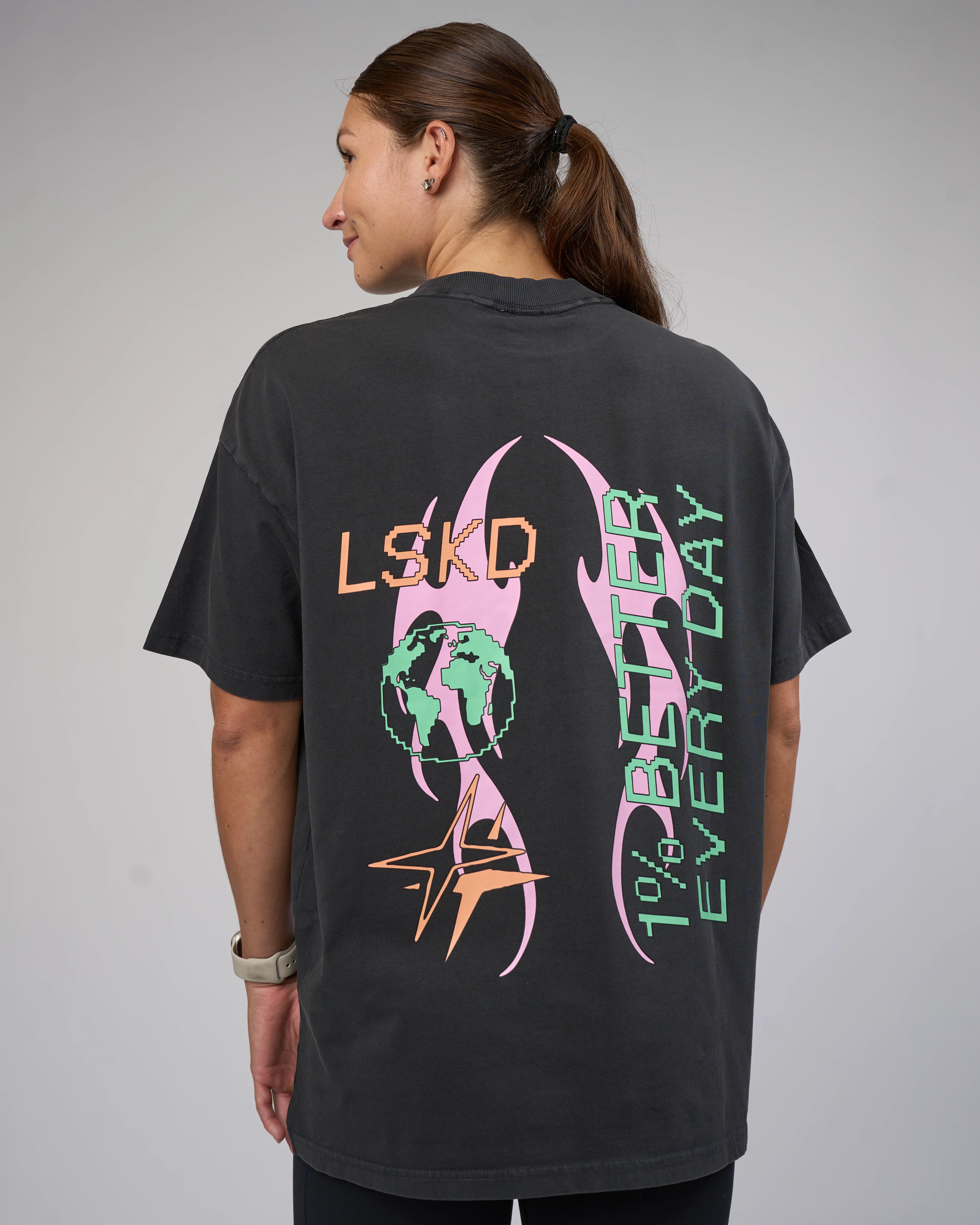 8097-digital-world-heavyweight-flxcotton-oversized-tee-washed-black-5.webp Digital World Heavyweight FLXCotton Oversized Tee - Washed Black