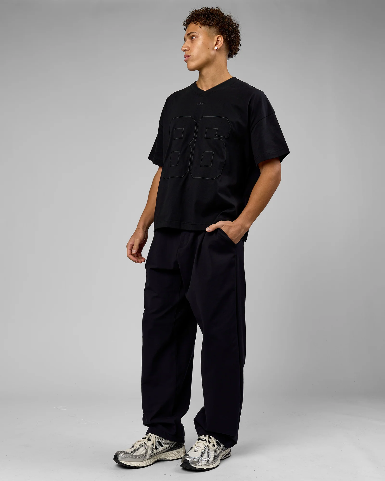 8413-86-v-neck-oversized-tee-black-black-8.webp 86 V-Neck Oversized Tee - Black-Black