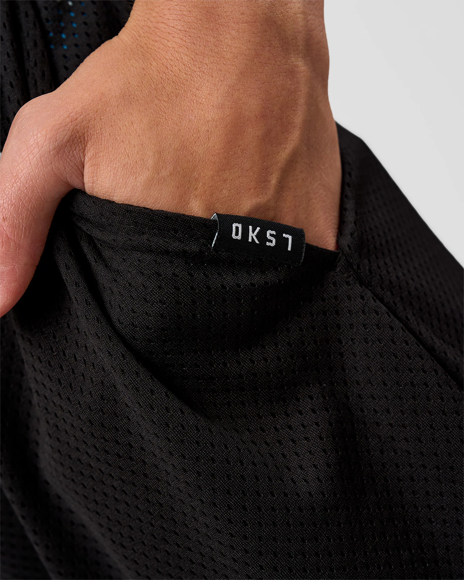 8457-aircore-mesh-7-short-black-3.webp AirCore Mesh 7" Short - Black
