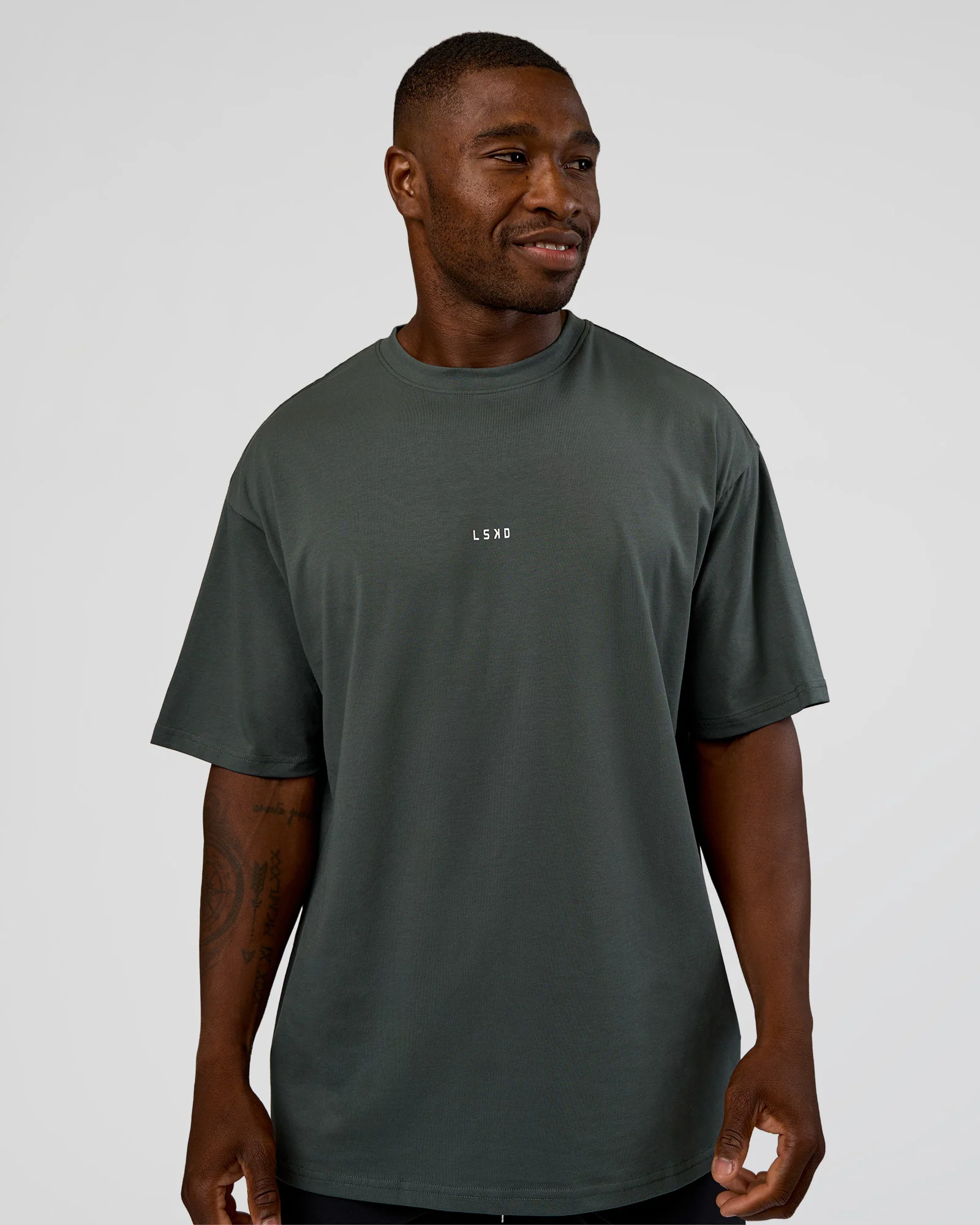 8465-abstract-haze-flxcotton-tee-carbon-green-cantaloupe-6.webp Abstract Haze FLXCotton Tee - Carbon Green-Cantaloupe