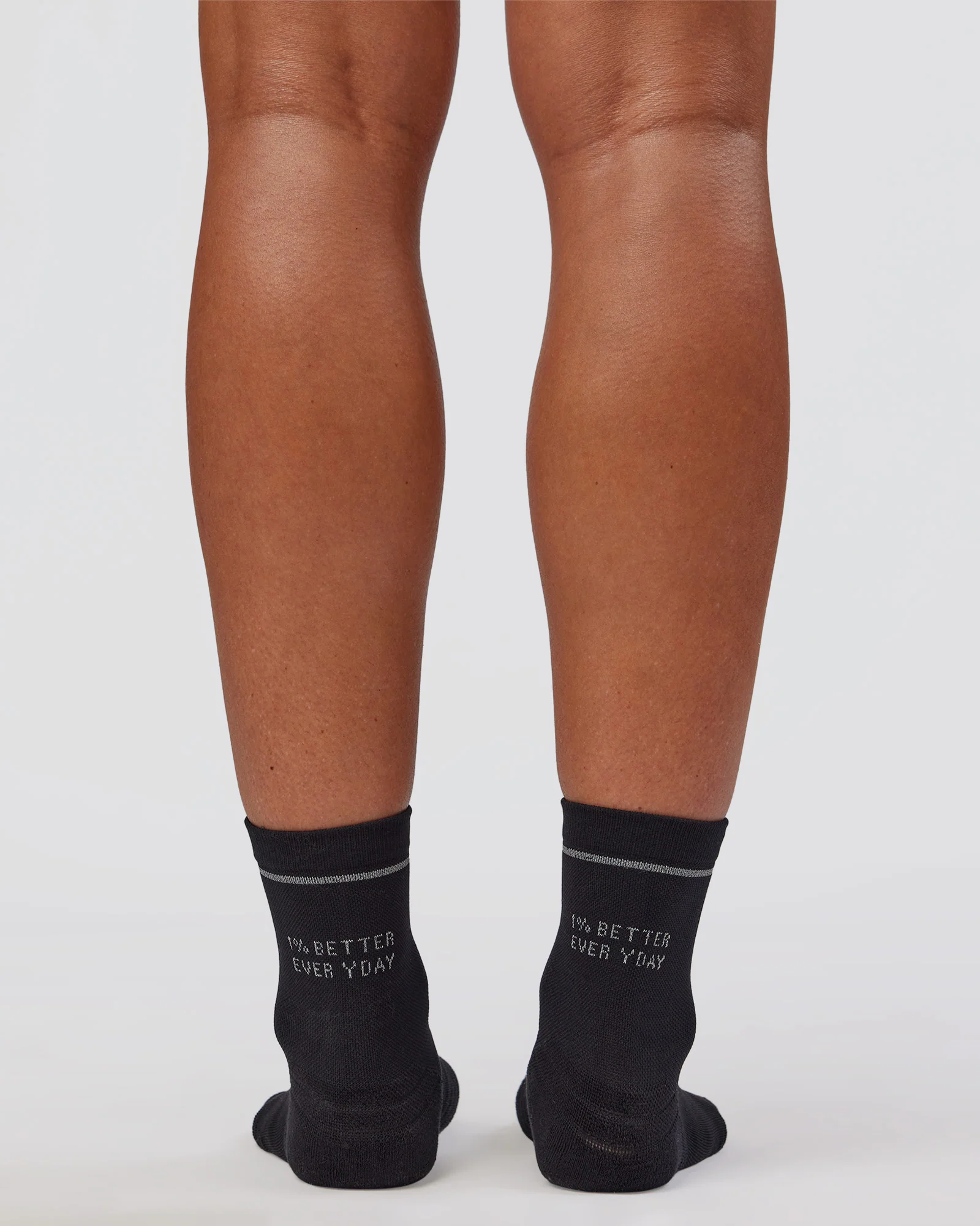 8572-1-better-performance-quarter-socks-black-reflective-3.webp 1% Better Performance Quarter Socks - Black-Reflective