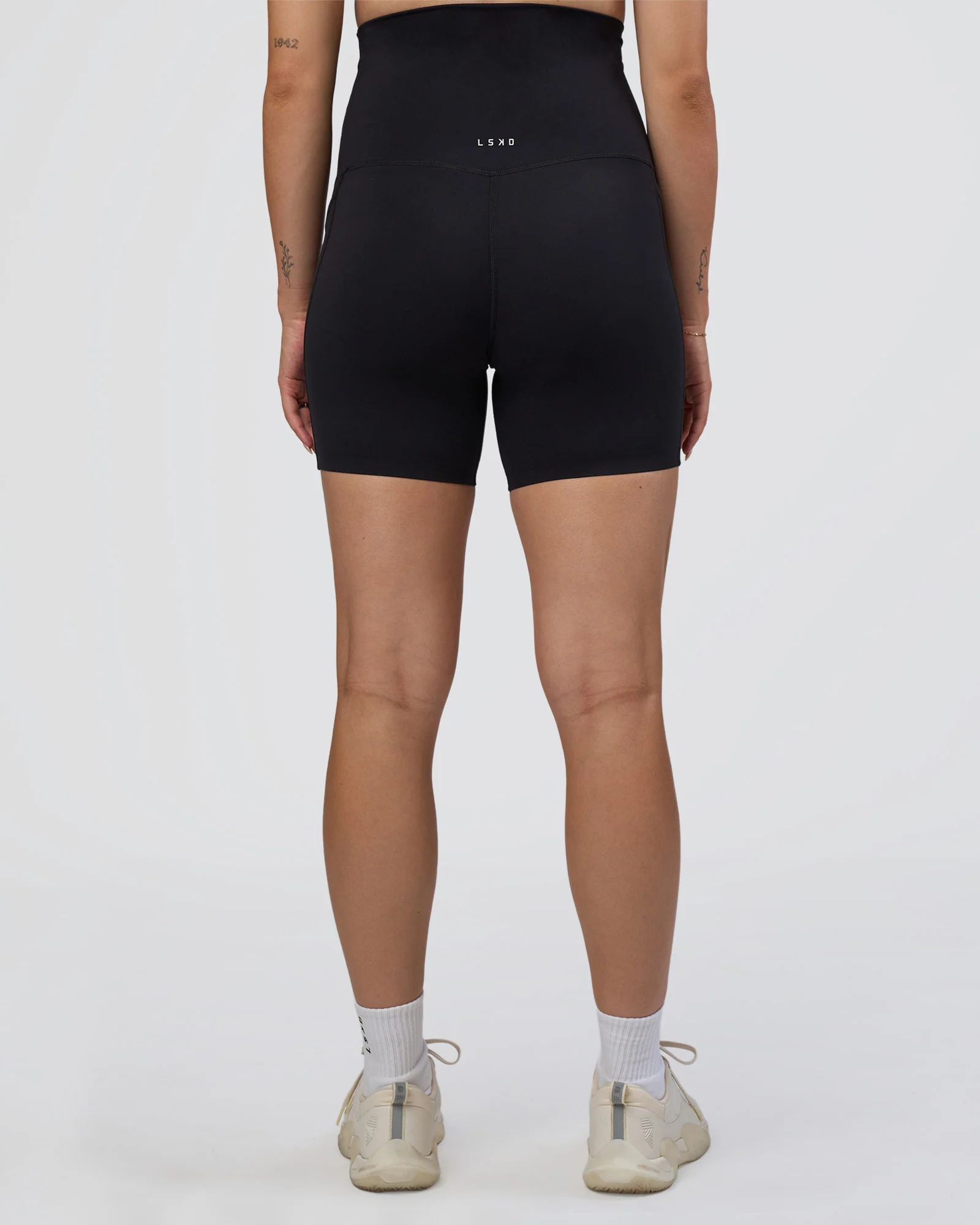 860-elixir-ultra-high-rise-maternity-6-short-pockets-black-4.webp Elixir Ultra High-Rise Maternity 6" Short Pockets - Black