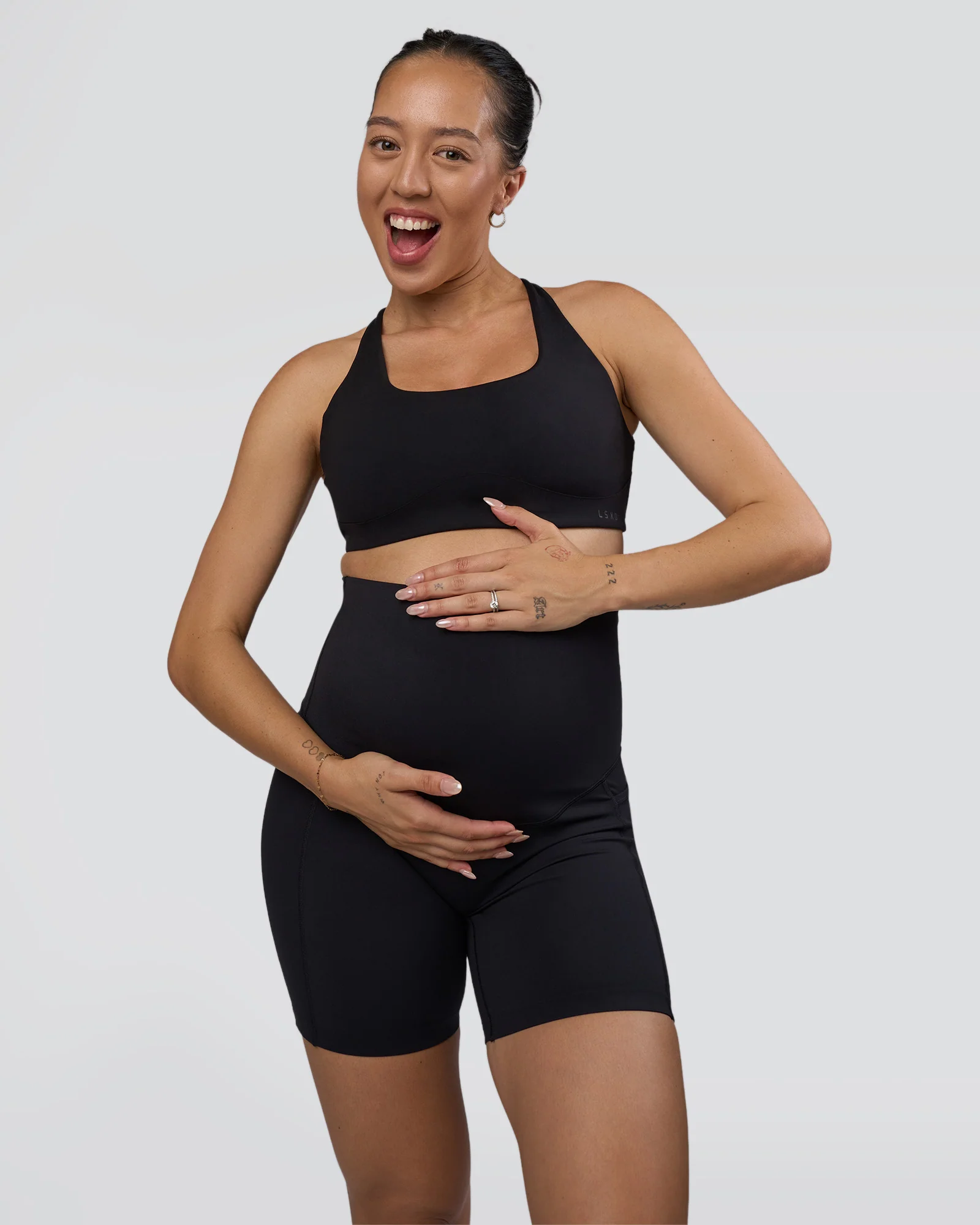 860-elixir-ultra-high-rise-maternity-6-short-pockets-black-5.webp Elixir Ultra High-Rise Maternity 6" Short Pockets - Black