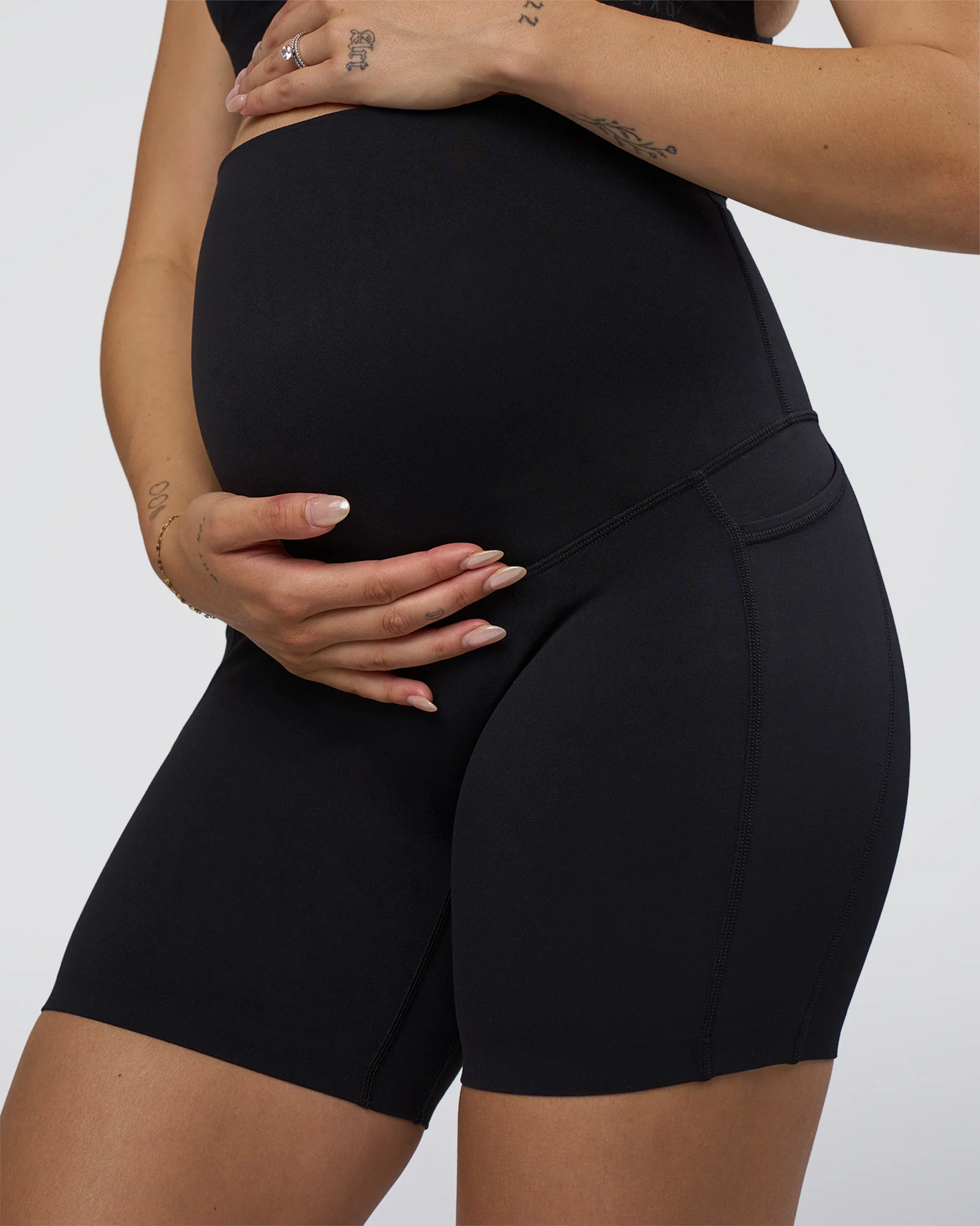 860-elixir-ultra-high-rise-maternity-6-short-pockets-black-6.webp Elixir Ultra High-Rise Maternity 6" Short Pockets - Black