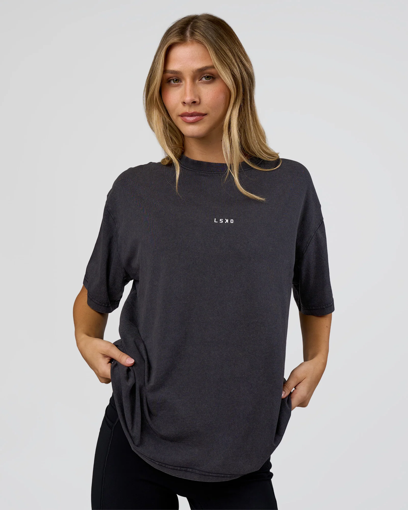 8867-go-to-flxcotton-oversized-tee-black-washed-white-1.webp Go-To FLXCotton Oversized Tee - Black Washed-White