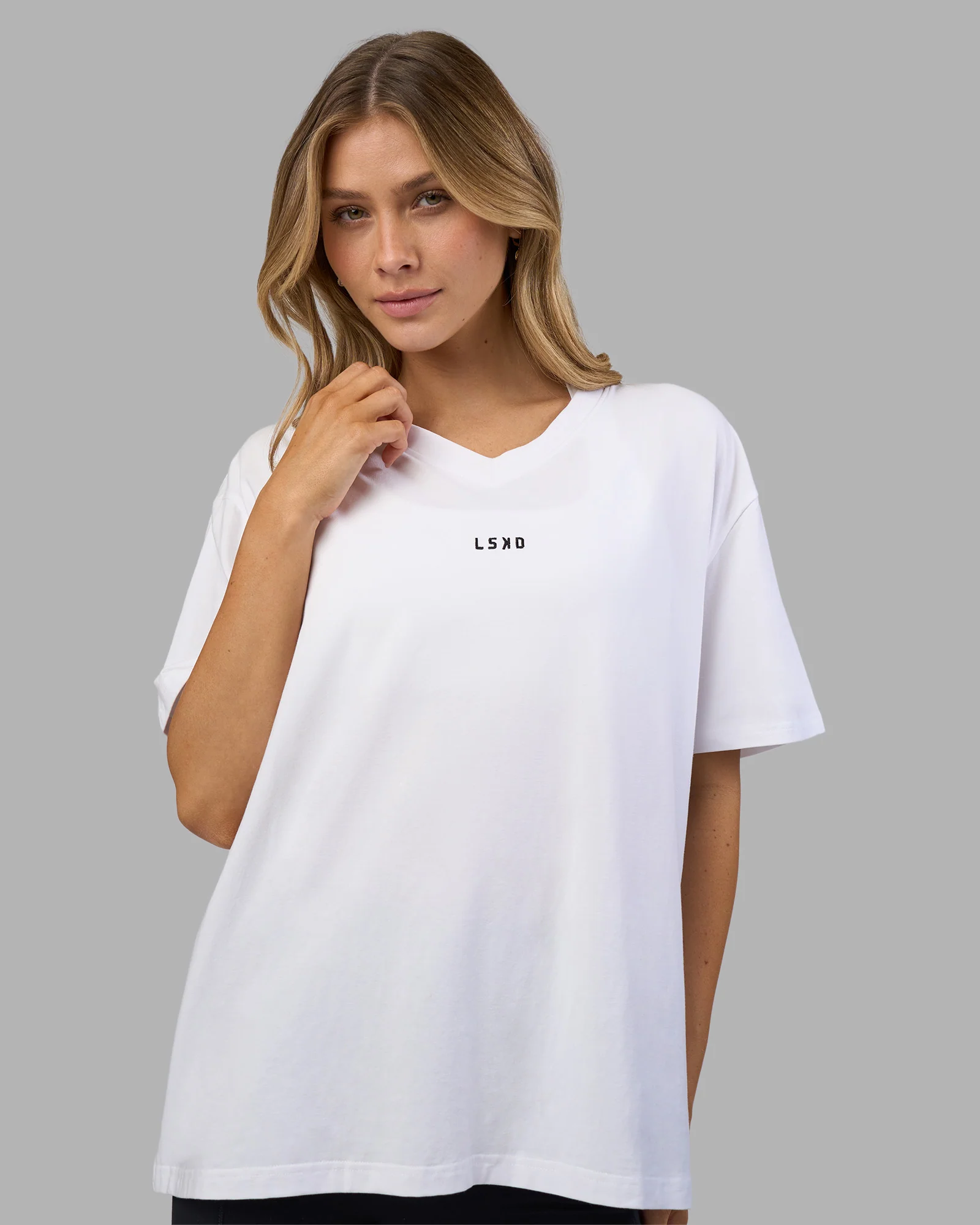 9074-go-to-v-neck-flxcotton-oversized-tee-white-black-1.webp Go-To V-Neck FLXCotton Oversized Tee - White-Black