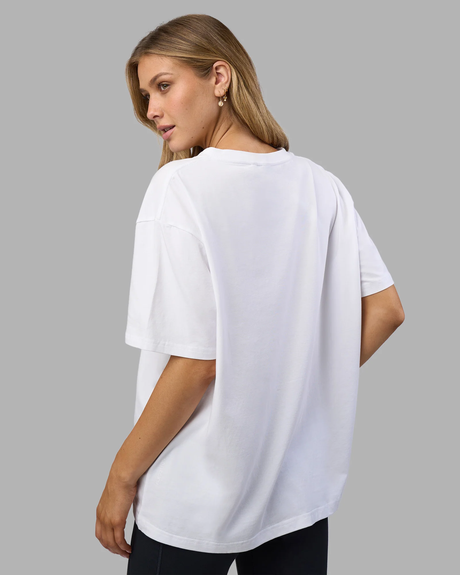 9074-go-to-v-neck-flxcotton-oversized-tee-white-black-3.webp Go-To V-Neck FLXCotton Oversized Tee - White-Black