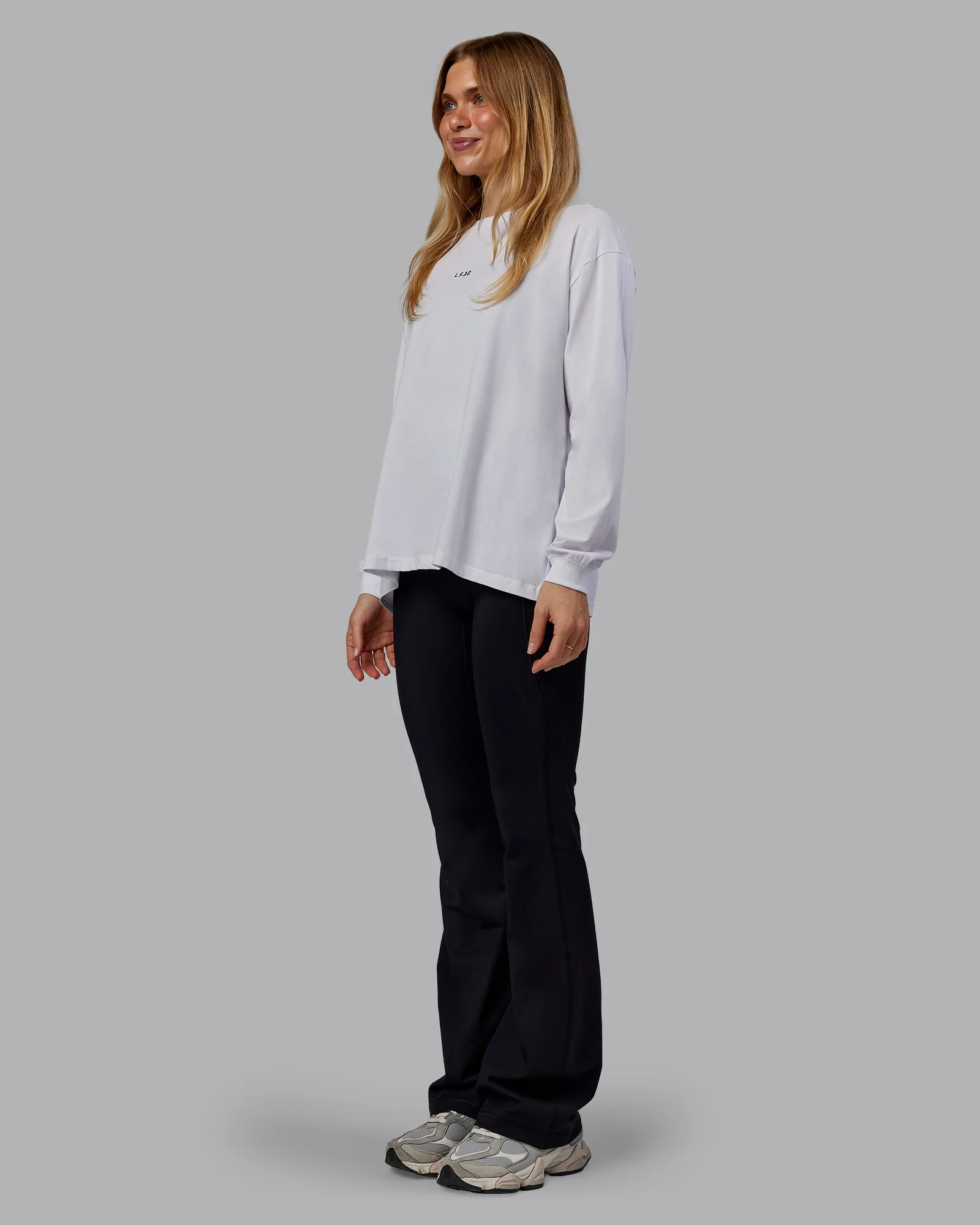9273-go-to-long-sleeve-flxcotton-oversized-tee-white-black-5.webp Go-To Long Sleeve FLXCotton Oversized Tee - White-Black
