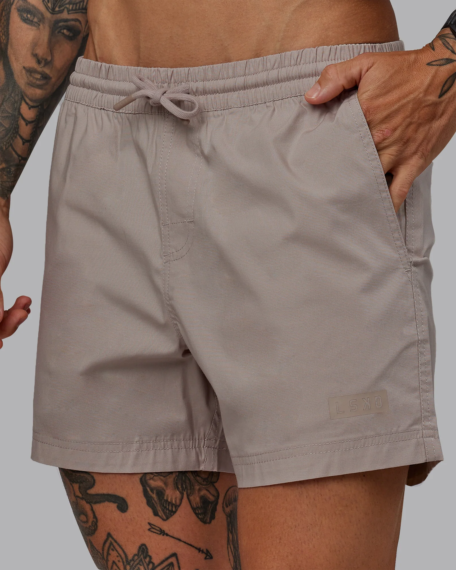 9895-daily-5-short-shale-beige-3.webp Daily 5" Short - Shale Beige